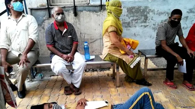 अस्पताल में लोग