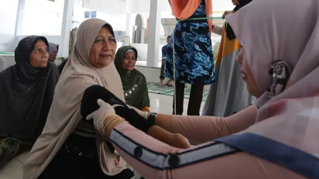 Petugas Dinas Kesehatan Kota Banda Aceh meningkatkan pelayanan posyandu manula selama bulan Ramadhan.