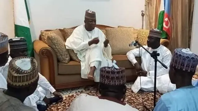 Abdulaziz Yari yana magana da 'yan jarida