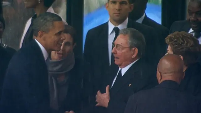 Obama estrecha la mano con Raúl Castro en el funeral de Nelson Mandela.