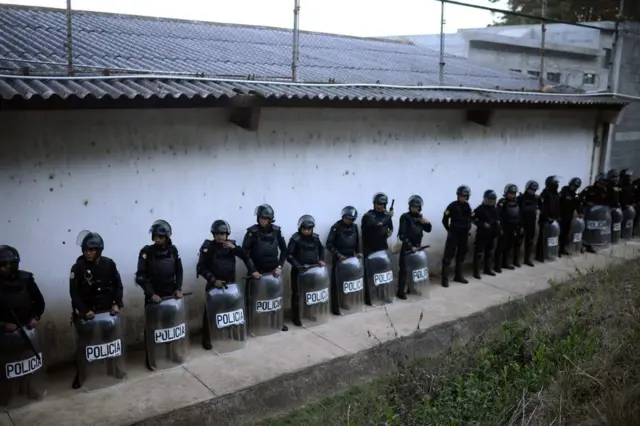Policías rodean el Centro Juvenil de Privación de Libertad para Varones Etapa II (Cejupliv) de Guatemala el 19 de marzo de 2017.
