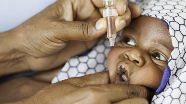 Vaccination d'un bébé africain