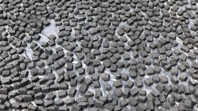 Des carrés de charbon bio séchant au soleil