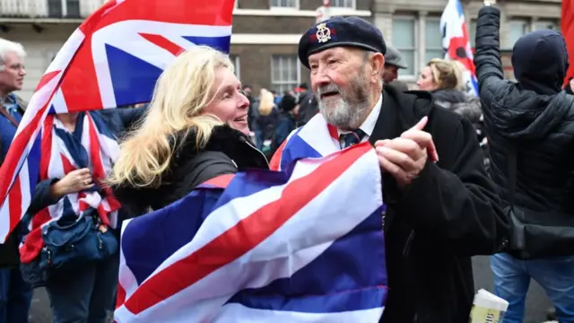 Manifestantes a favor del Brexit.