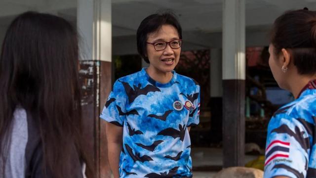 Supaporn Wacharapluesadee parle avec son équipe, qui a été la première à confirmer un cas de Covid-19 en dehors de la Chine, lors d'une mission de collecte de chauves-souris en septembre 2020