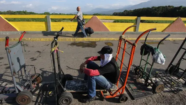 Personas en el puente Simón Bolívar, el más activo de los pasos fronterizos entre Colombia y Venezuela.