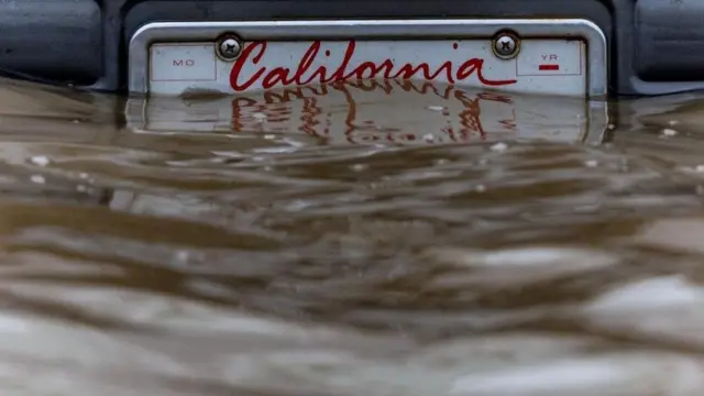 لوحة أرقام بكاليفورنيا في منطقة تأثرت بالفيضانات بعد أيام من الأمطار الغزيرة في باجارو، كاليفورنيا، الولايات المتحدة الأمريكية