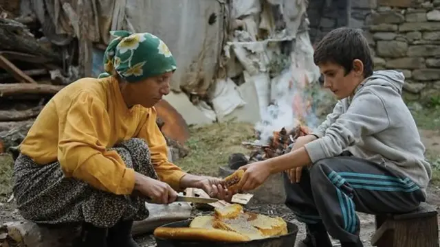 خديجة مرادوفا وأحد ابناء حسين