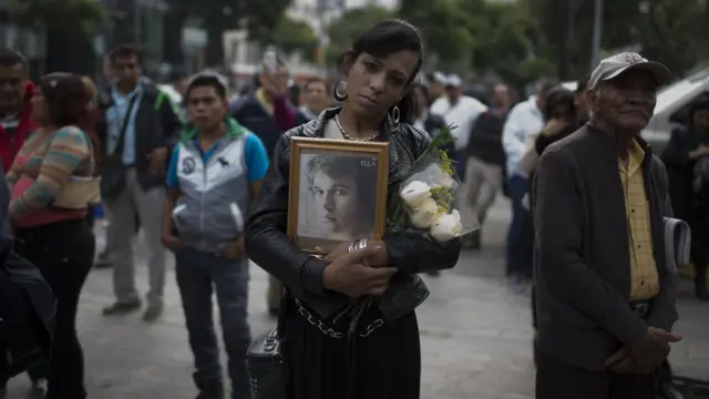 Una joven sostiene una fotografía de Juan Gabriel.