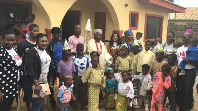 AsojuỌ Ọọni ati awọn ọmọ alainiya pẹlu awọn olutọju wọn