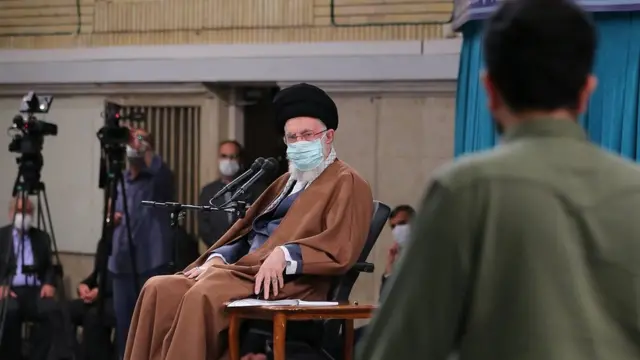 انتشار متن سخنرانی ها، ویدئوها و صدای آقای خامنه ای به طور کامل از سوی دفتر رهبر جمهوری اسلامی ایران صورت می‌گیرد