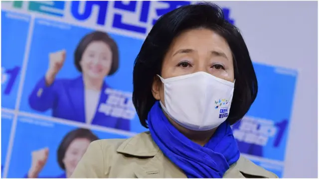 박영선 더불어민주당 서울시장 후보는 여론조사에서 야권 단일후보에게 다소 밀리는 것으로 드러났다