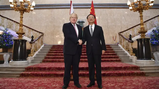 约翰逊（左）与杨洁篪握手