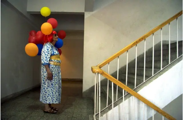 Bi Kaur alikuwa mke wa nyumbani na masomo yake yalitatizwa na sintofahamu ya Vita vya Pili vya Dunia