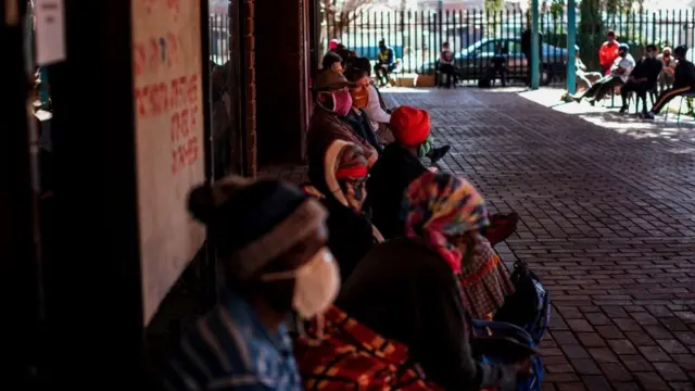 Pessoas fazem fila para receber pacotesapostas online na grande velada 2024alimentos distribuídos pela ONG Meals on Wheelsapostas online na grande velada 2024Brapkan, África do Sul,apostas online na grande velada 20246apostas online na grande velada 2024julhoapostas online na grande velada 20242020