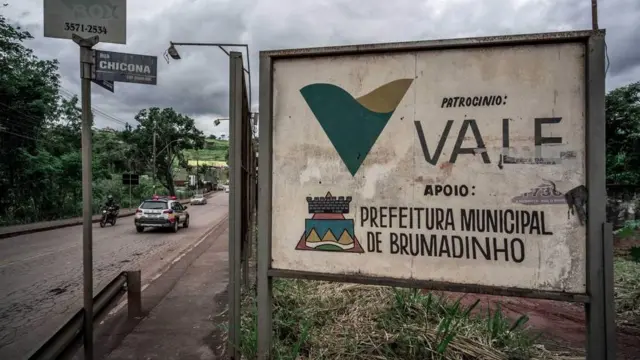 Placa mostrando o símbolo da Vale e da Prefeitua de Brumadinho