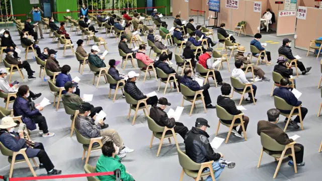 한국에서는 아직 75세 이상 고령자들의 백신 접종이 진행 중이다