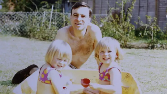 Rachel Clarke junto a su hermana y a su padre