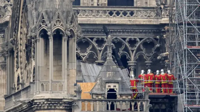 пажарные утром во вторник, 16 апреля