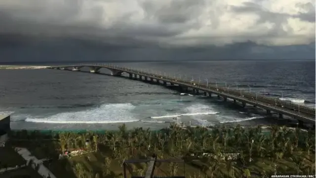 मालदीव की राजधानी माले का सीनामाले पुल जिसके बनने से पहले एयरपोर्ट तक स्पीड बोट के ज़रिए पहुंचा जाता था