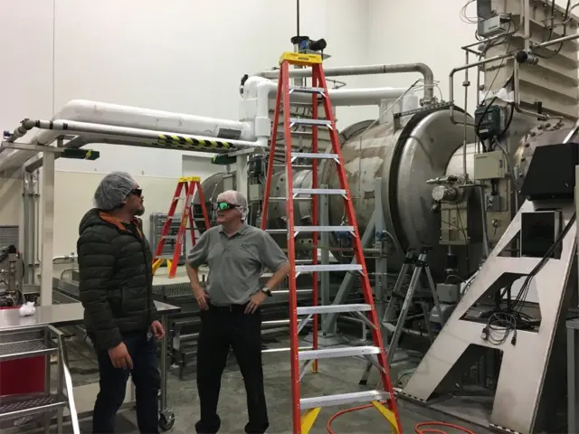 Dos científicos de LIGO en una de las estaciones finales de los túneles de concreto.