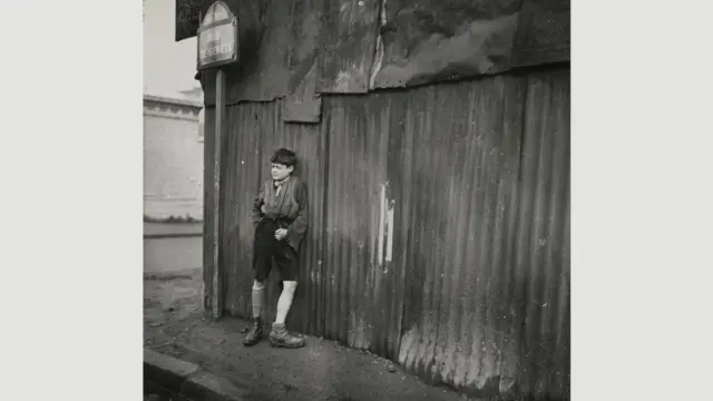 عبرت مار عن الإيديولوجية اليسارية التي تؤمن بها عبر صور الشوارع التي التقطتها، مثل صورة تعود لعام 1933، تُظهر صبيا يستند على جدار من الحديد المموج