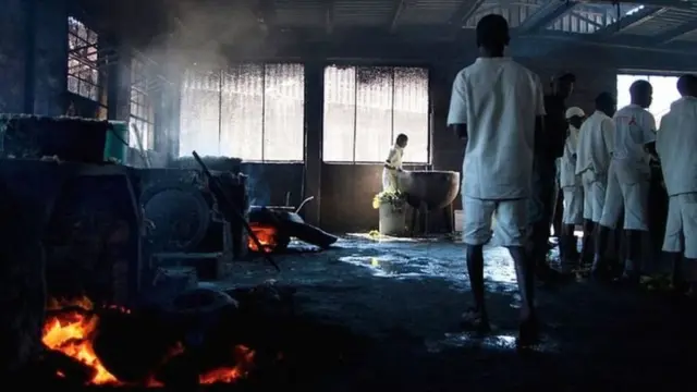 Wafungwa wakiwa ndani ya jiko wakati wa ziara ya kamati ya bunge miaka mitano iliopita