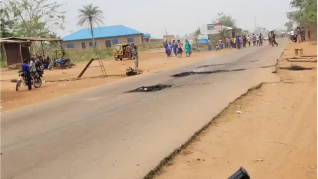 Awọn ọdọ adugbo ati akẹkọọ tu sita lati dana sun ọkọ tipa naa