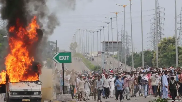 ਰਾਮ ਰਹੀਮ ਨੂੰ ਬਲਾਤਕਾਰ ਮਾਮਲੇ ਵਿੱਚ ਦੋਸ਼ੀ ਠਹਿਰਾਏ ਜਾਣ ਤੋਂ ਬਾਅਦ ਪੰਚਕੁਲਾ ਦੀਆਂ ਸੜ੍ਹਕਾਂ ਤੇ ਹਿੰਸਾ ਸ਼ੁਰੂ ਹੋ ਗਈ