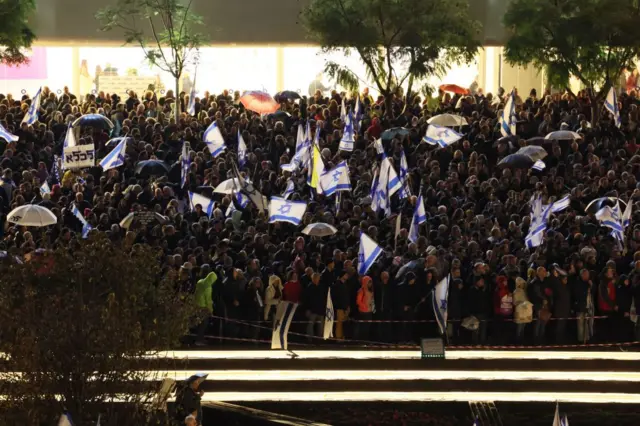 بر اساس تخمین رسانه‌های اسرائیلی تعداد معترضان در سراسر کشور از ۱۰۰ هزار نفر بیشتر بوده است