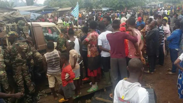 Soldiers dey come down from car as people stand everywhere