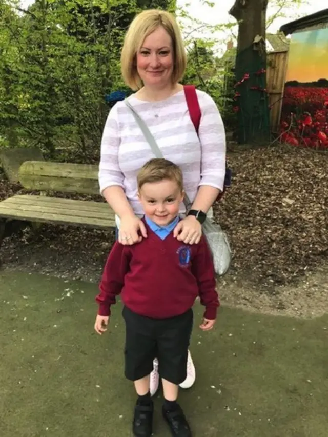 එමා සිය පුතු හැරී සමඟ