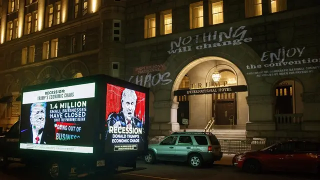 реклама демократов у Белого дома в Вашингтоне