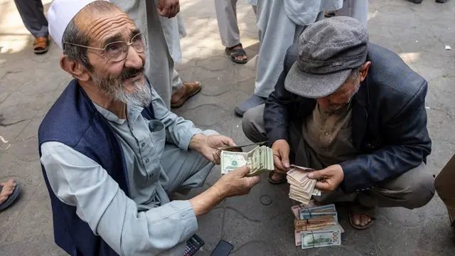 Intercambio de dinero.