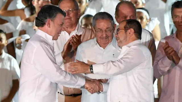 رودریگو لندونو (معروف به تیموچنکو) و مانوئل سانتوس، رئیس جمهور کلمبیا