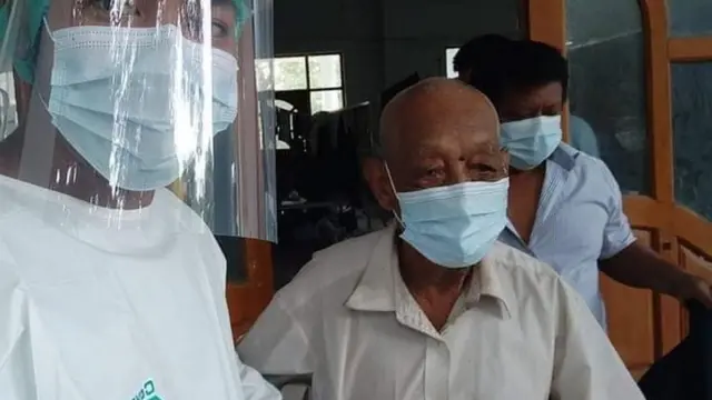 အသက် ၁၀၀ အရွယ် ကိုဗစ်ကူးစက်ခံရသူအမျိုးသား ပြန်လည်ကျန်းမာလို့ဆေးရုံဆင်းခွင့်ရ