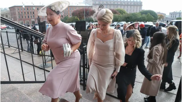 Гости перед церемонией венчания потомка династии Романовых Георгия Михайловича с гражданкой Италии Ребеккой Беттарини в Исаакиевском соборе.