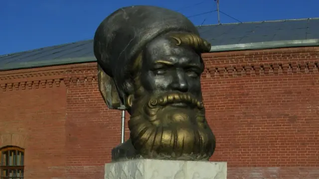 Голова на тумбе