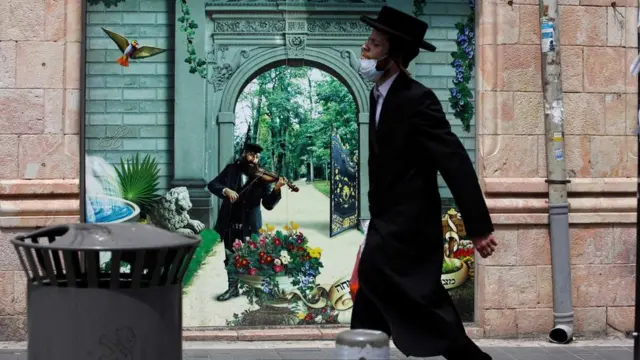 አንድ እስራኤላዊ በመንገድ ላይ