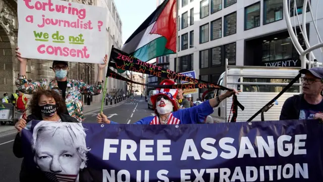 تظاهرات خارج دادگاه کیفری انگلستان و ولز