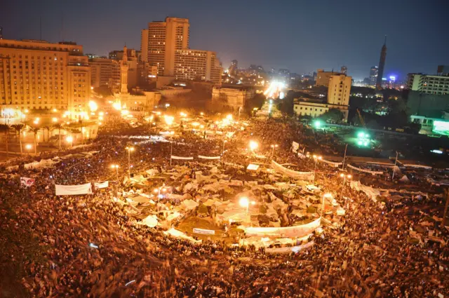متظاهرون معتصمون في ميدان التحرير في القاهرة في فبراير/شباط 2011