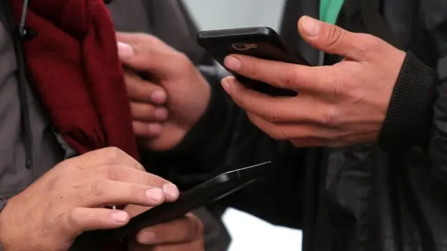 Hombres con sus celulares