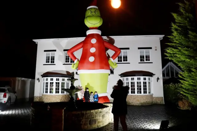 Надувной Гринч у дома в Хартпуле