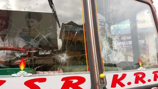 గురువారం అనంతపురంలో లారీ అద్దాల ధ్వంసం