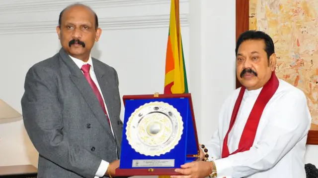 இலங்கை பிரதமர் மஹிந்த ராஜபக்ஷவுடன் பாதுகாப்பு செயலாளர் கமல் குணரத்ன