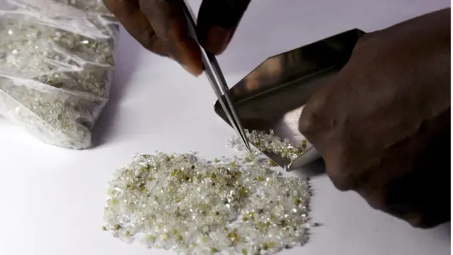 Diamonds don first cause long civil war for Sierra Leone wey bring di name "blood diamond"