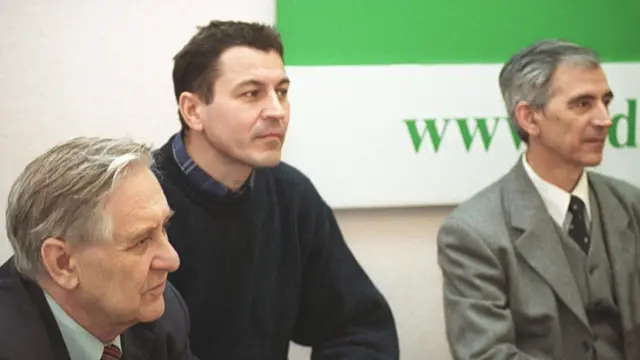 Обвиняемый в госизмене в 2003 году профессор МГТУ им. Баумана Анатолий Бабкин (слева) и обвиняемые в шпионаже Григорий Пасько (в центре) и Валентин Данилов (справа) на "круглом столе" на тему своих уголовных дел