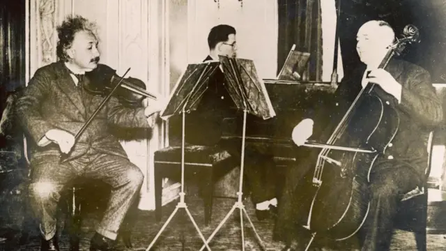 अल्बर्ट आइंस्टीन