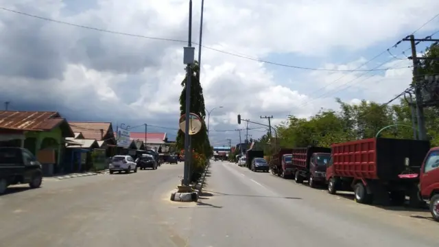 Jalan poros di Kelurahan di Loktuan, Bontang, Kaltim. Kawasan ini pemukiman padat yang berbatasan langsung dengan Kawasan Industrial Estate (KIE), Minggu (29/03).
