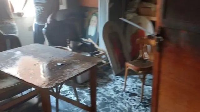 آثار الدمار الذي ألحقته النيران بالأجزاء الداخلية من الكنيسة.